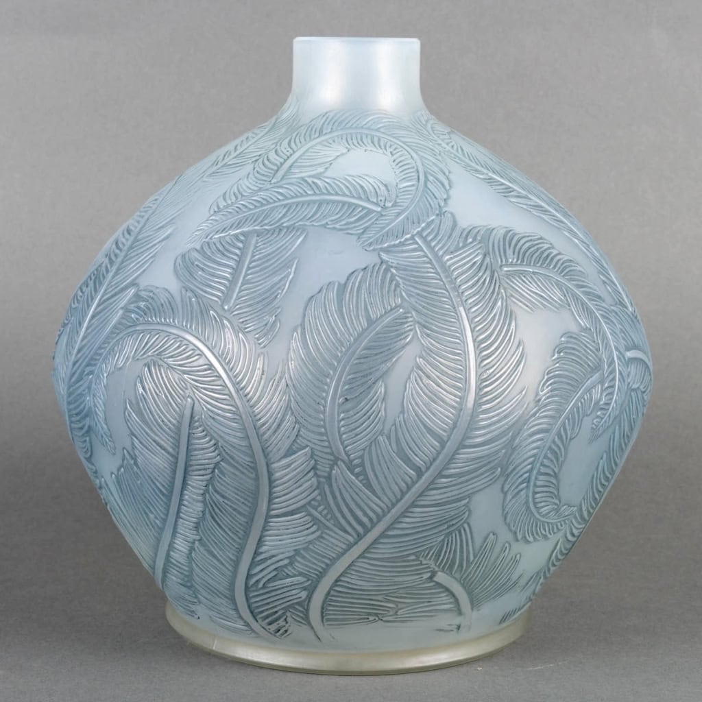 Vase « Plumes » verre opalescent double couche patiné bleu de René LALIQUE | Biron Vase « Plumes » verre opalescent double couche patiné bleu de René LALIQUE