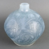 Vase « Plumes » verre opalescent double couche patiné bleu de René LALIQUE | Biron Vase « Plumes » verre opalescent double couche patiné bleu de René LALIQUE