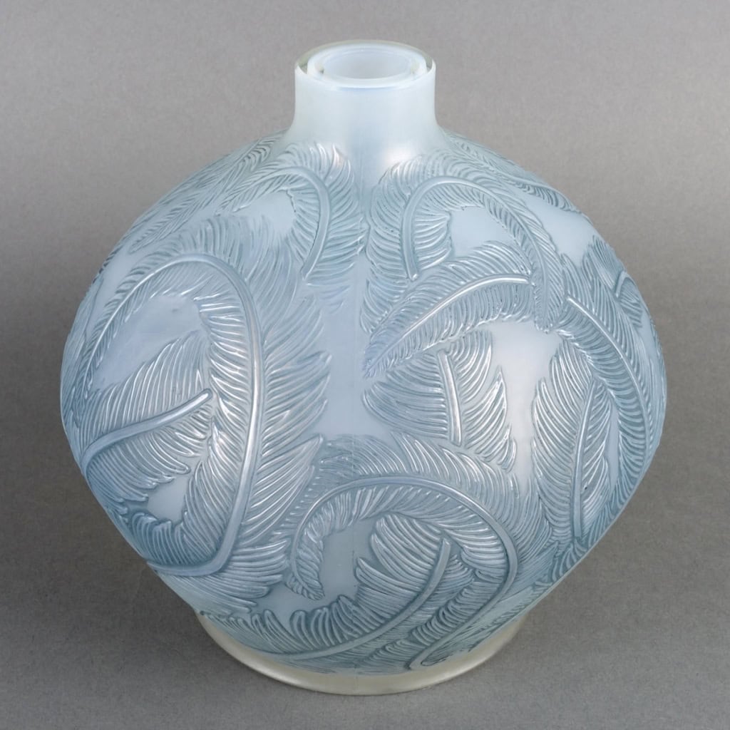 Vase « Plumes » verre opalescent double couche patiné bleu de René LALIQUE | Biron Vase « Plumes » verre opalescent double couche patiné bleu de René LALIQUE