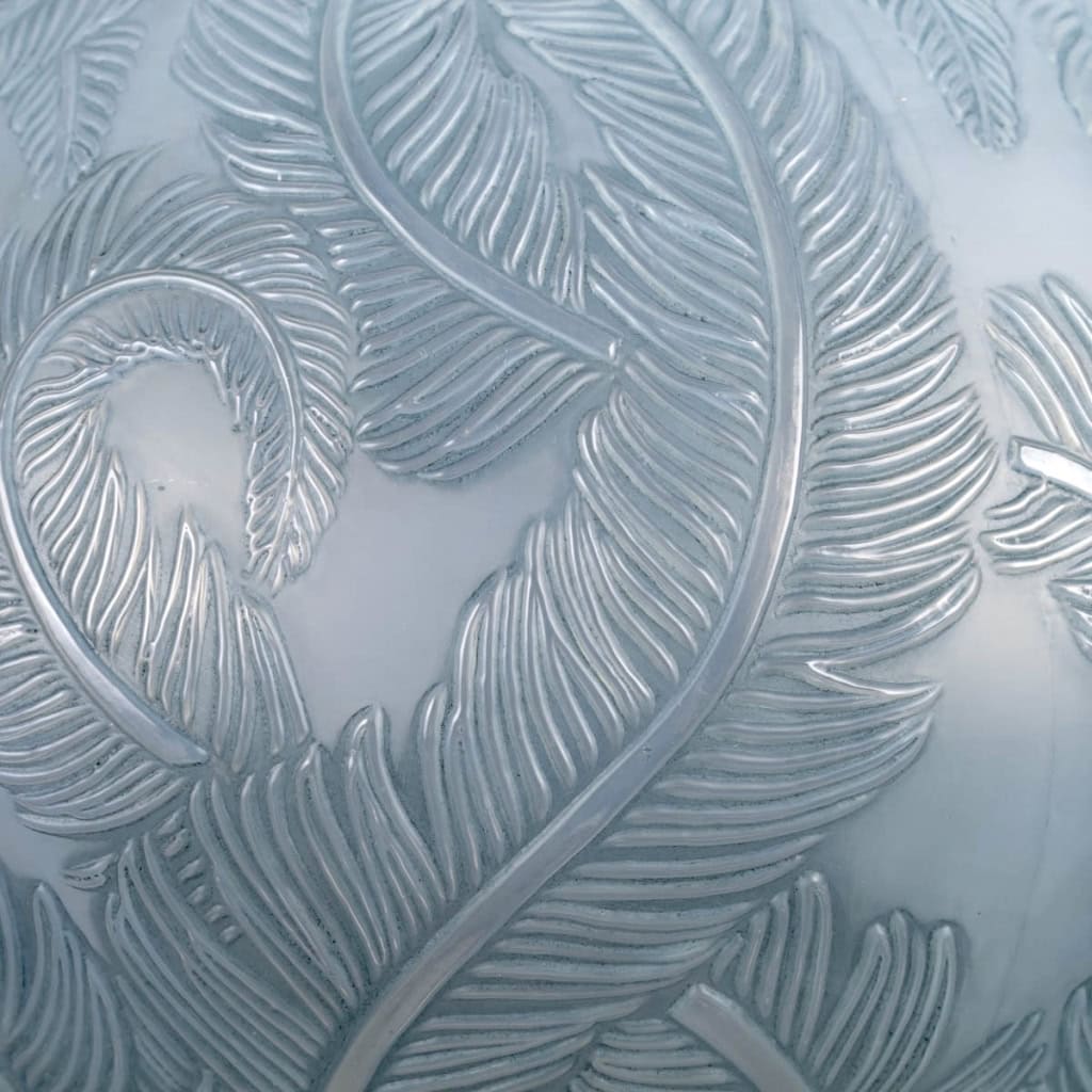 Vase « Plumes » verre opalescent double couche patiné bleu de René LALIQUE | Biron Vase « Plumes » verre opalescent double couche patiné bleu de René LALIQUE