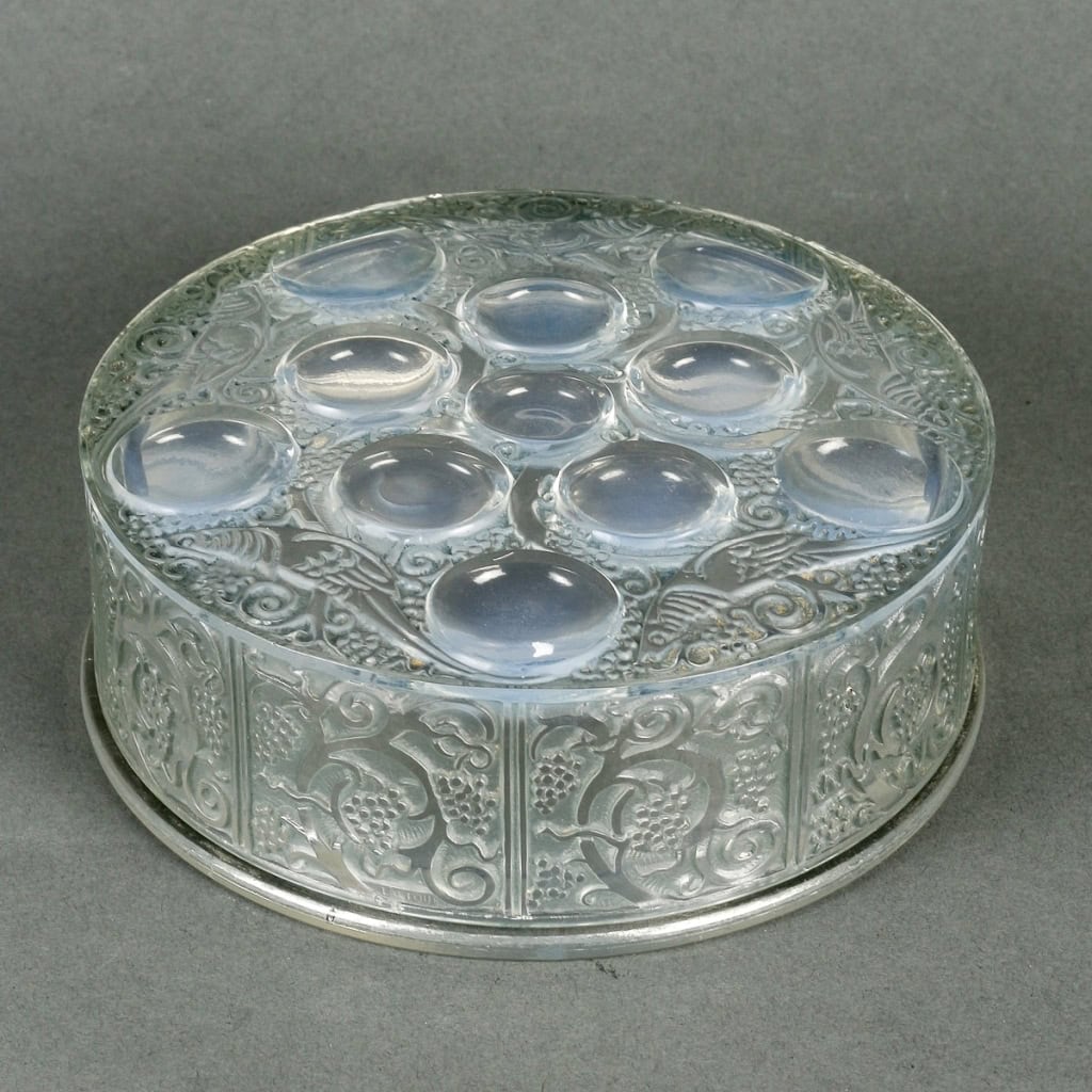 Boîte « Roger » verre légèrement opalescent patiné vert de René LALIQUE | Biron ||||