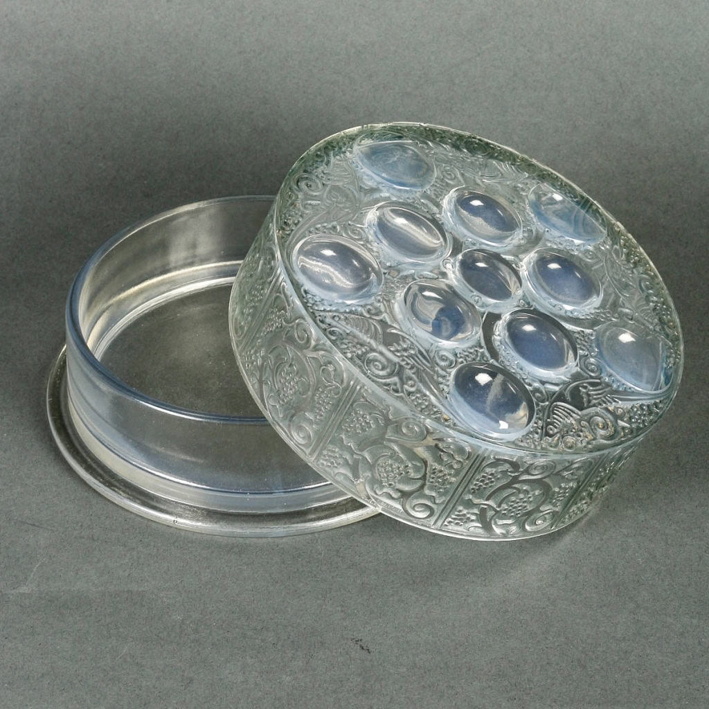 Boîte « Roger » verre légèrement opalescent patiné vert de René LALIQUE | Biron Boîte "Roger" verre légèrement opalescent patiné vert de René LALIQUE