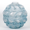 Vase « Camaret » verre blanc patiné bleu de René LALIQUE | Biron Vase "Camaret" verre blanc patiné bleu de René LALIQUE