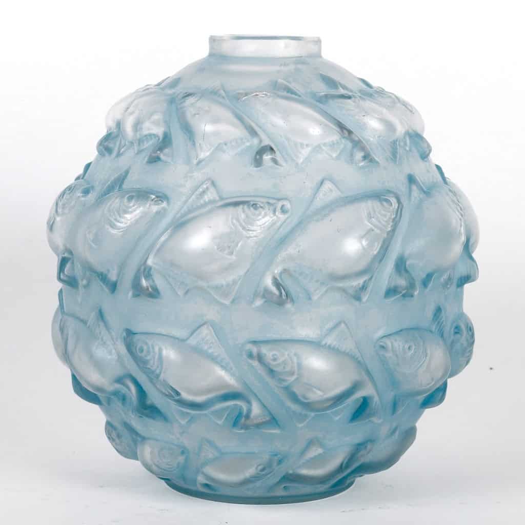 Vase « Camaret » verre blanc patiné bleu de René LALIQUE | Biron Vase "Camaret" verre blanc patiné bleu de René LALIQUE