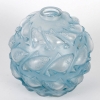 Vase « Camaret » verre blanc patiné bleu de René LALIQUE | Biron Vase "Camaret" verre blanc patiné bleu de René LALIQUE