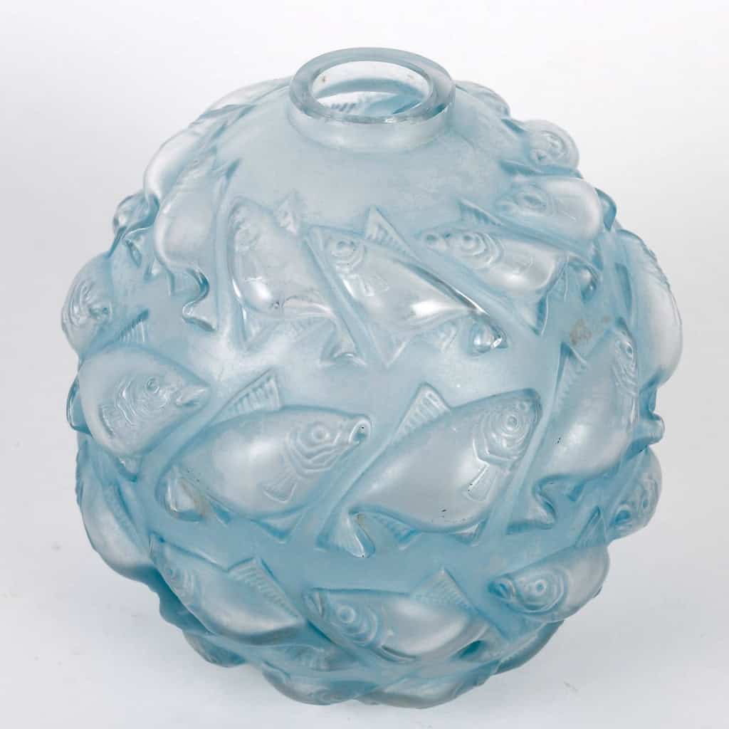 Vase « Camaret » verre blanc patiné bleu de René LALIQUE | Biron Vase "Camaret" verre blanc patiné bleu de René LALIQUE