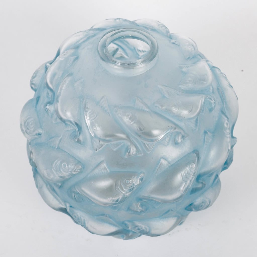 Vase « Camaret » verre blanc patiné bleu de René LALIQUE | Biron Vase "Camaret" verre blanc patiné bleu de René LALIQUE