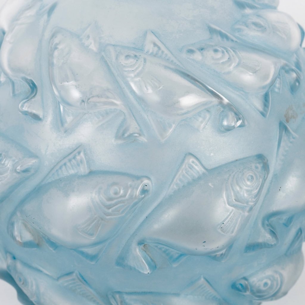 Vase « Camaret » verre blanc patiné bleu de René LALIQUE | Biron Vase "Camaret" verre blanc patiné bleu de René LALIQUE