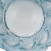 Vase « Camaret » verre blanc patiné bleu de René LALIQUE | Biron Vase "Camaret" verre blanc patiné bleu de René LALIQUE