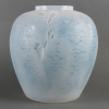 Vase « Alicante » verre opalescent multi-couches patiné bleu de René LALIQUE | Biron Vase "Alicante" verre opalescent multi-couches patiné bleu de René LALIQUE