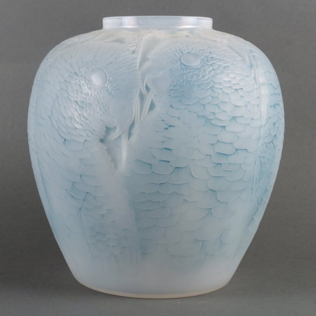 Vase « Alicante » verre opalescent multi-couches patiné bleu de René LALIQUE | Biron Vase "Alicante" verre opalescent multi-couches patiné bleu de René LALIQUE