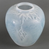 Vase « Alicante » verre opalescent multi-couches patiné bleu de René LALIQUE | Biron Vase "Alicante" verre opalescent multi-couches patiné bleu de René LALIQUE
