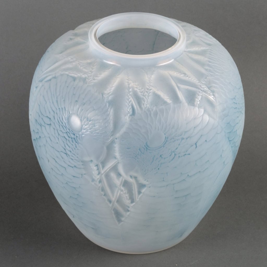 Vase « Alicante » verre opalescent multi-couches patiné bleu de René LALIQUE | Biron Vase "Alicante" verre opalescent multi-couches patiné bleu de René LALIQUE