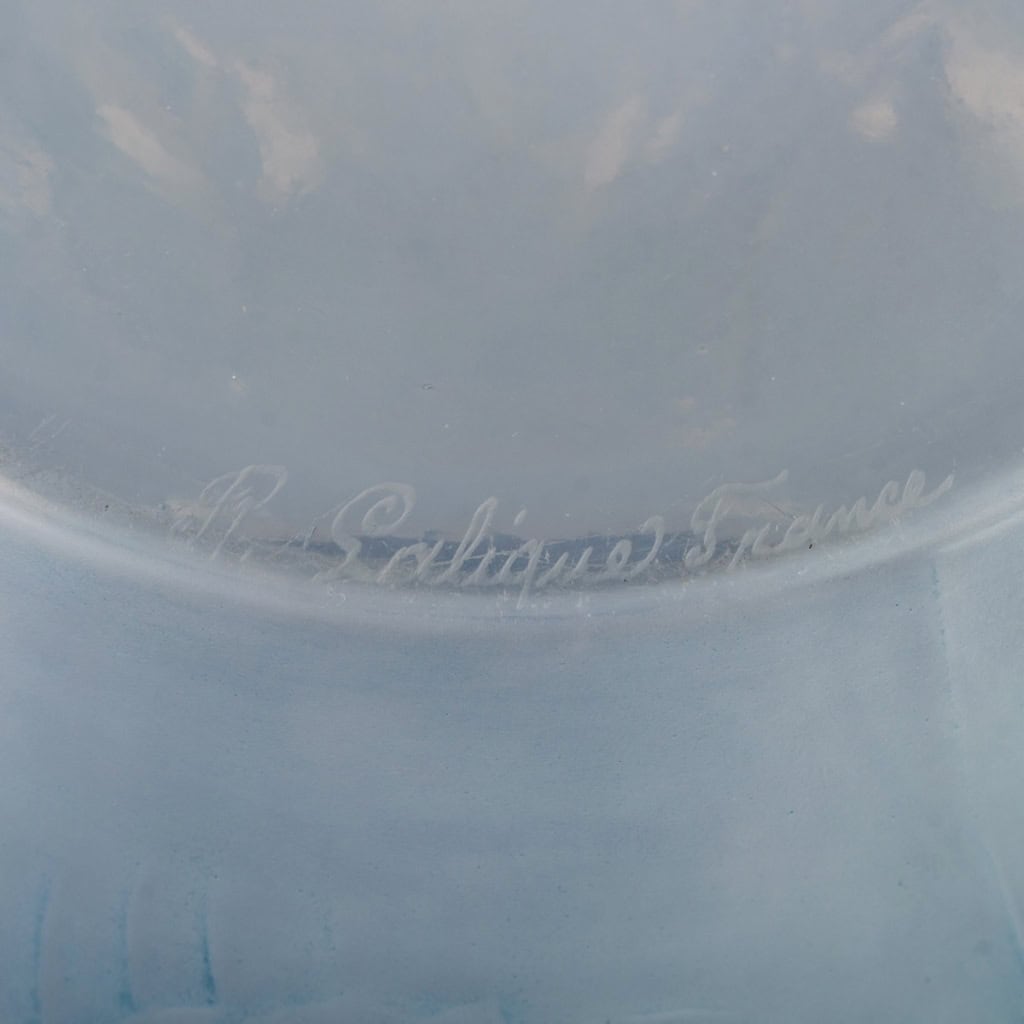 Vase « Alicante » verre opalescent multi-couches patiné bleu de René LALIQUE | Biron Vase "Alicante" verre opalescent multi-couches patiné bleu de René LALIQUE