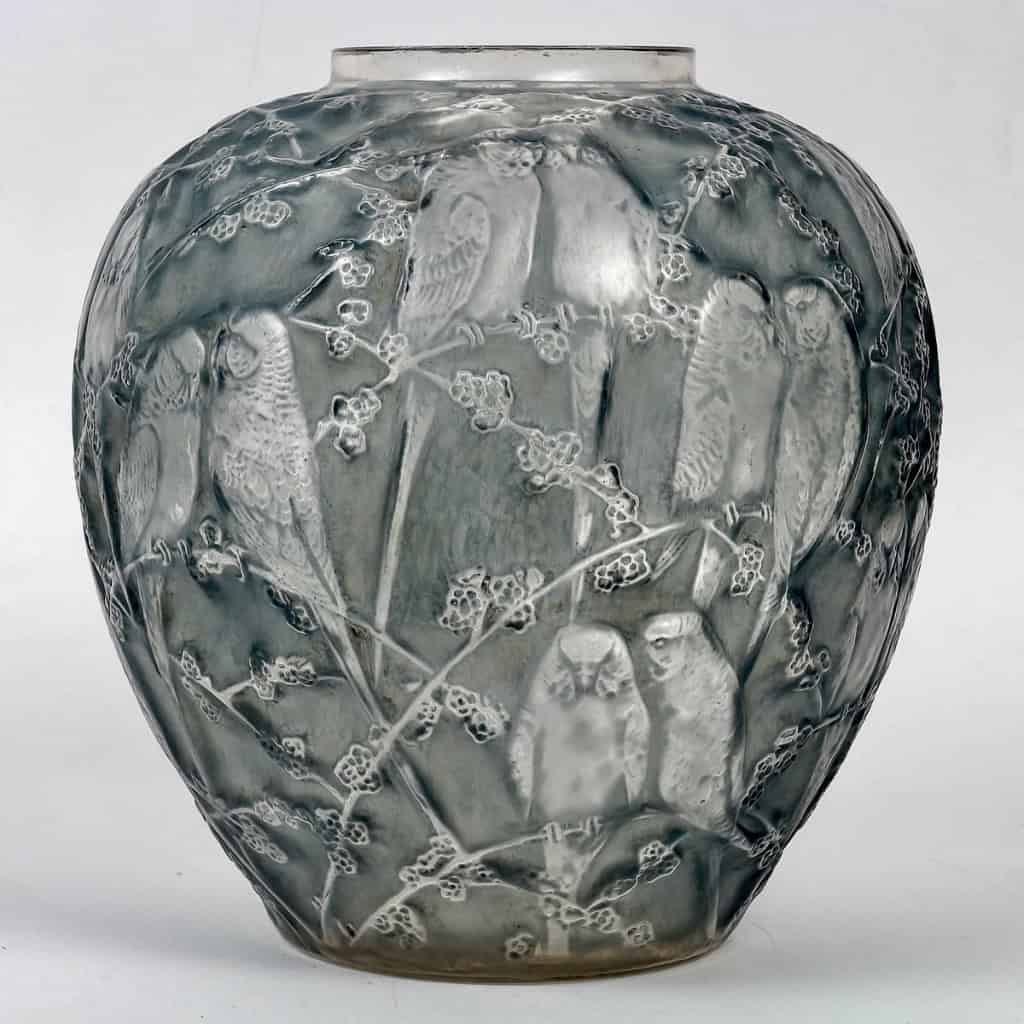 Vase « Perruches » verre blanc patiné bleu gris de René LALIQUE | Biron |||||||