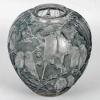 Vase « Perruches » verre blanc patiné bleu gris de René LALIQUE | Biron Vase "Perruches" verre blanc patiné bleu gris de René LALIQUE