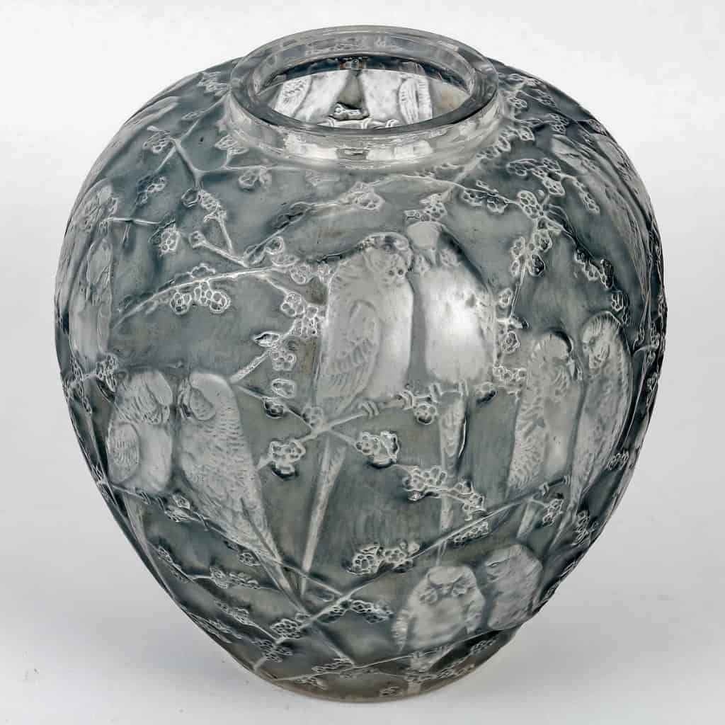 Vase « Perruches » verre blanc patiné bleu gris de René LALIQUE | Biron Vase "Perruches" verre blanc patiné bleu gris de René LALIQUE