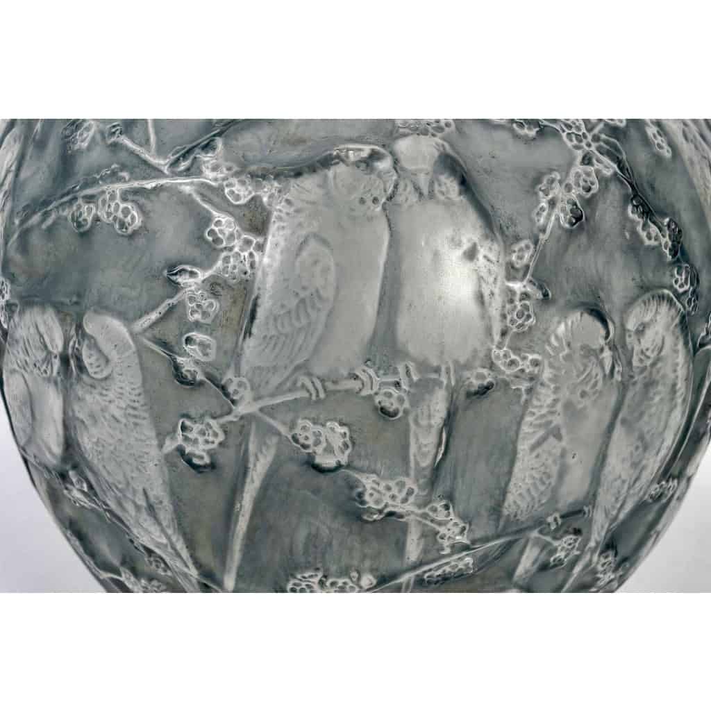 Vase « Perruches » verre blanc patiné bleu gris de René LALIQUE | Biron Vase "Perruches" verre blanc patiné bleu gris de René LALIQUE