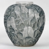 Vase « Perruches » verre blanc patiné bleu gris de René LALIQUE | Biron Vase "Perruches" verre blanc patiné bleu gris de René LALIQUE