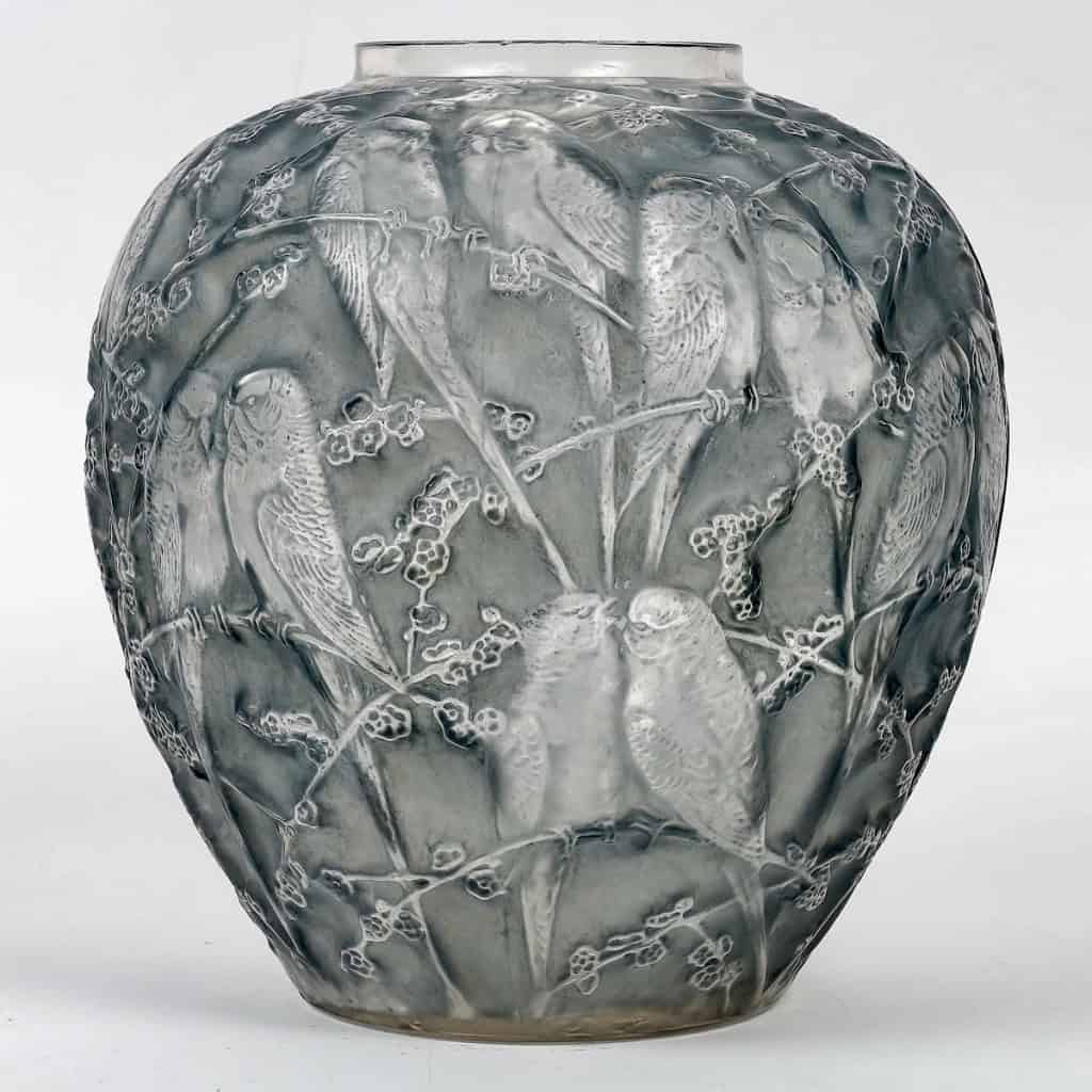 Vase « Perruches » verre blanc patiné bleu gris de René LALIQUE | Biron Vase "Perruches" verre blanc patiné bleu gris de René LALIQUE