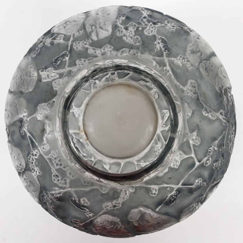 Vase « Perruches » verre blanc patiné bleu gris de René LALIQUE | Biron Vase "Perruches" verre blanc patiné bleu gris de René LALIQUE