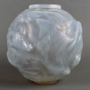 Vase « Formose » verre opalescent double couche patiné gris de René LALIQUE | Biron Vase « Formose » verre opalescent double couche patiné gris de René LALIQUE
