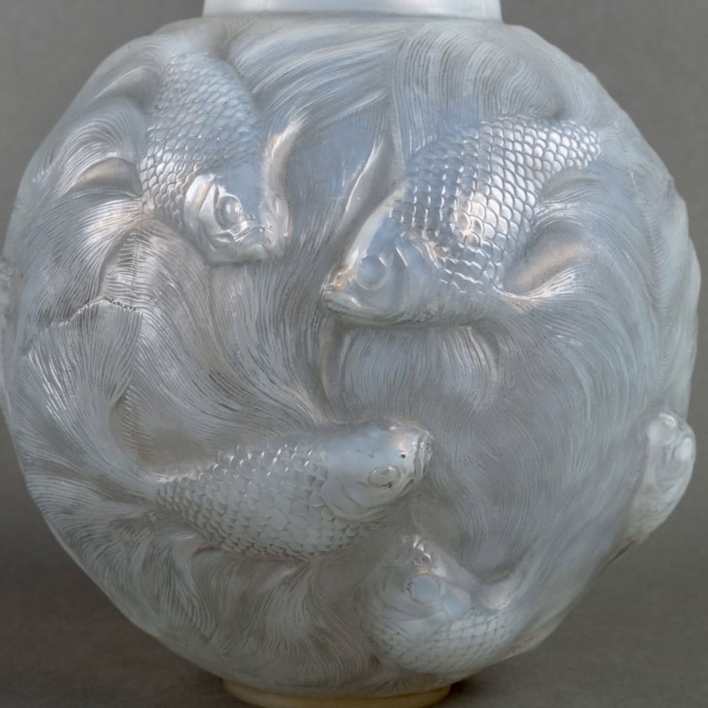Vase « Formose » verre opalescent double couche patiné gris de René LALIQUE | Biron Vase « Formose » verre opalescent double couche patiné gris de René LALIQUE