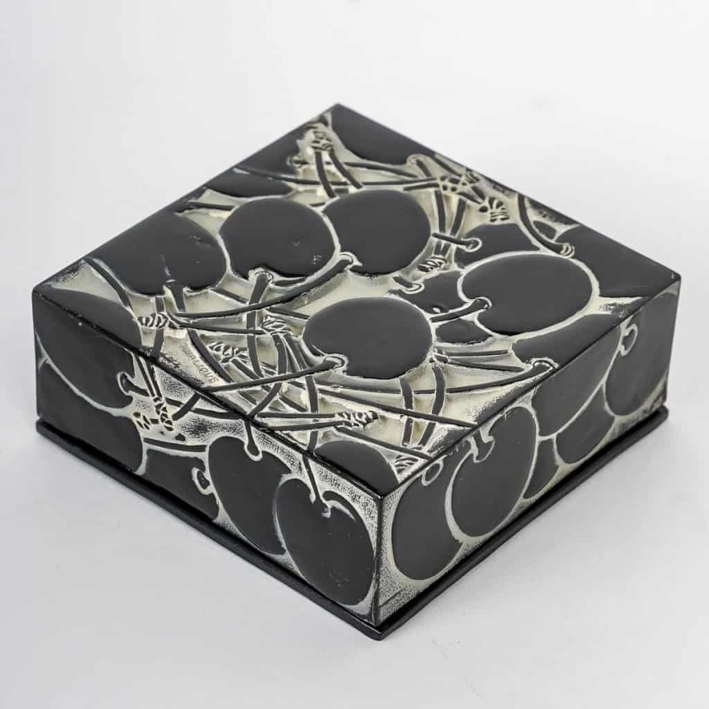 Boîte « Cerises » celluloïd noir patiné blanc de René LALIQUE | Biron ||||||