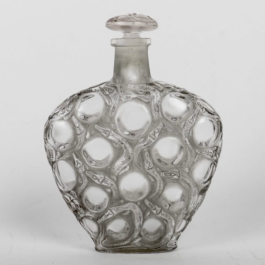 Flacon « Salamandres » verre blanc patiné gris de René LALIQUE