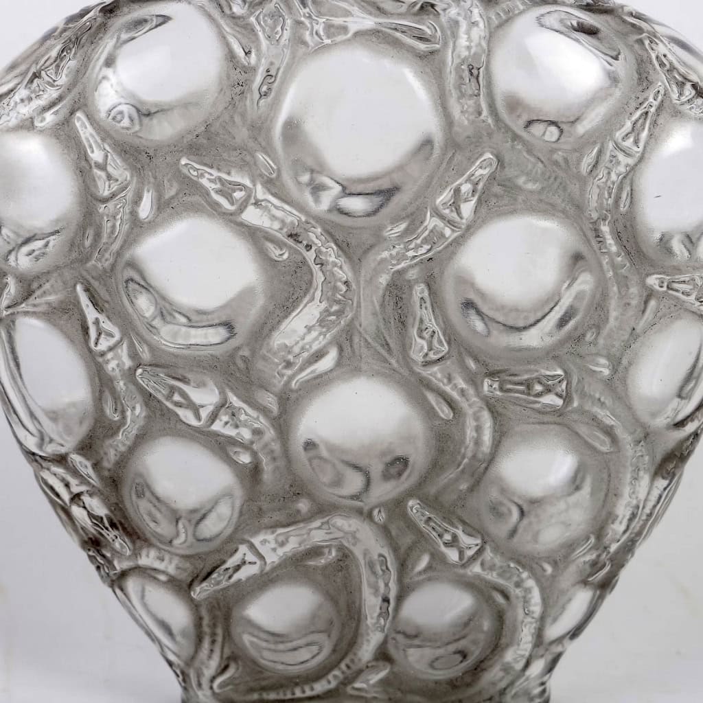 Flacon « Salamandres » verre blanc patiné gris de René LALIQUE