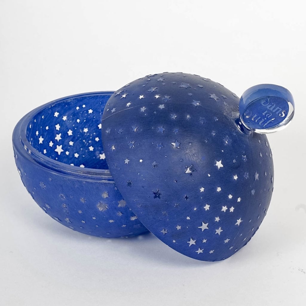 Boîte « Dans La Nuit » verre blanc patiné bleu de René LALIQUE pour Worth | Biron Boîte "Dans La Nuit" verre blanc patiné bleu de René LALIQUE pour Worth