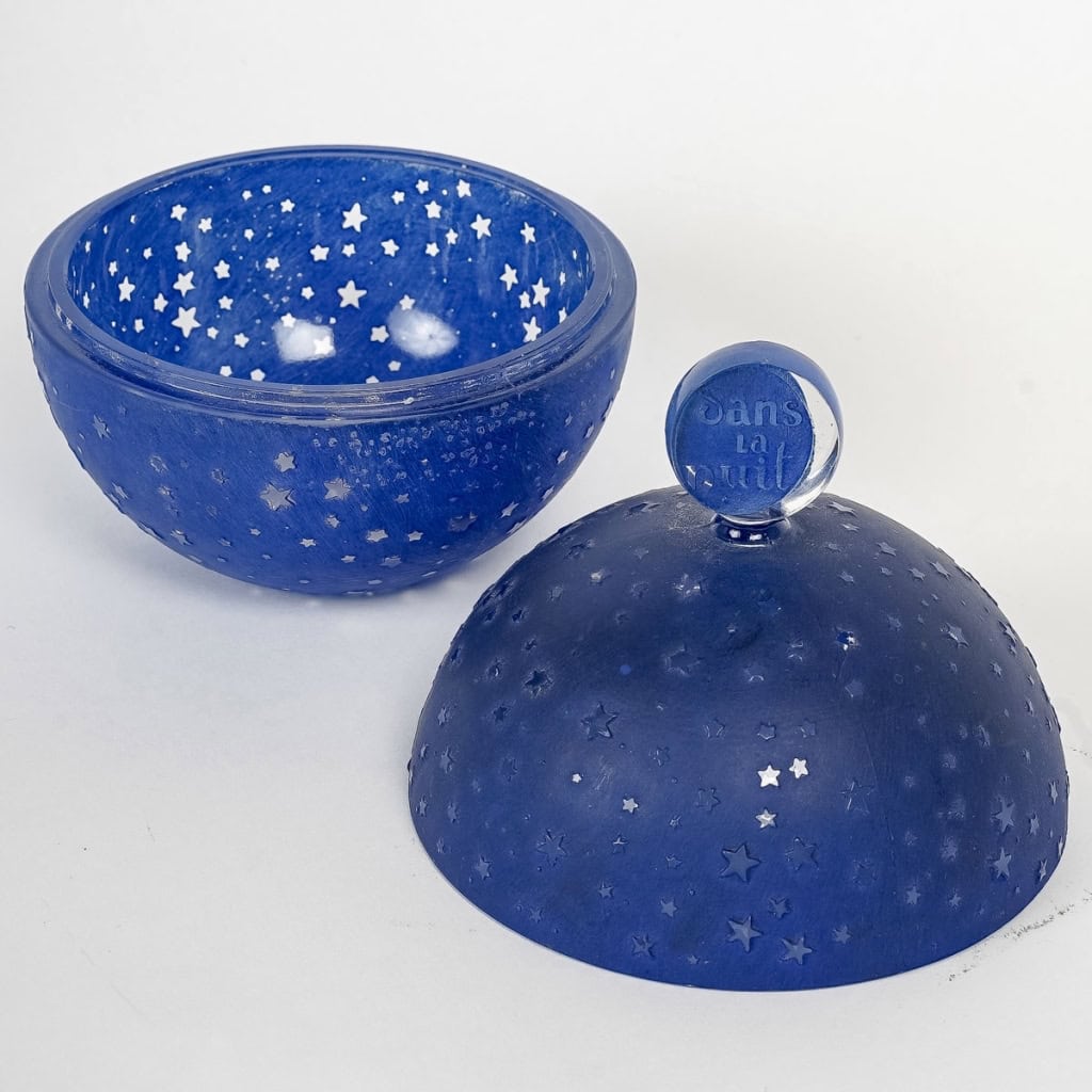 Boîte « Dans La Nuit » verre blanc patiné bleu de René LALIQUE pour Worth | Biron Boîte "Dans La Nuit" verre blanc patiné bleu de René LALIQUE pour Worth