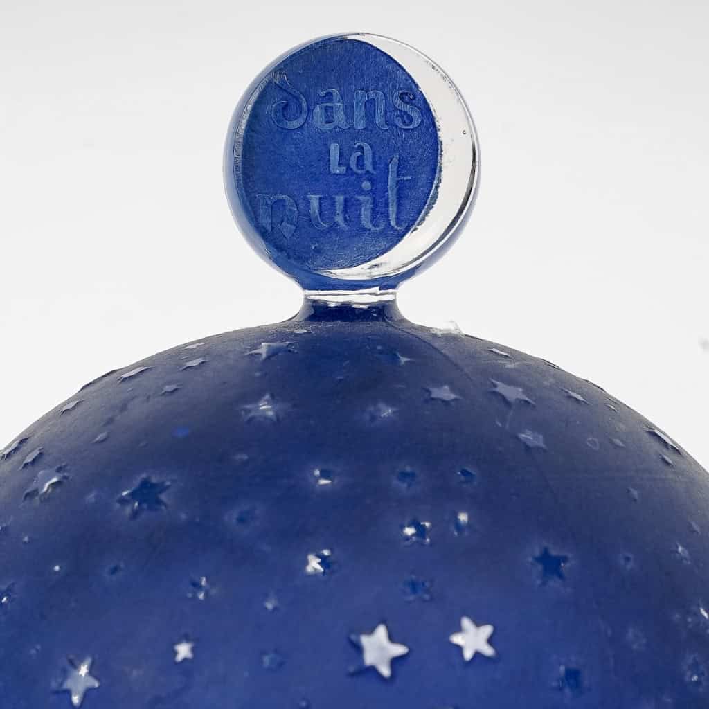 Boîte « Dans La Nuit » verre blanc patiné bleu de René LALIQUE pour Worth | Biron Boîte "Dans La Nuit" verre blanc patiné bleu de René LALIQUE pour Worth