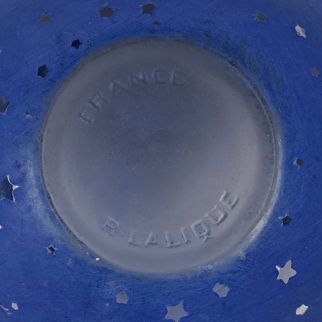 Boîte « Dans La Nuit » verre blanc patiné bleu de René LALIQUE pour Worth | Biron Boîte "Dans La Nuit" verre blanc patiné bleu de René LALIQUE pour Worth