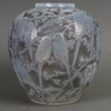 Vase « Perruches » verre opalescent patiné gris de René LALIQUE | Biron |||||||