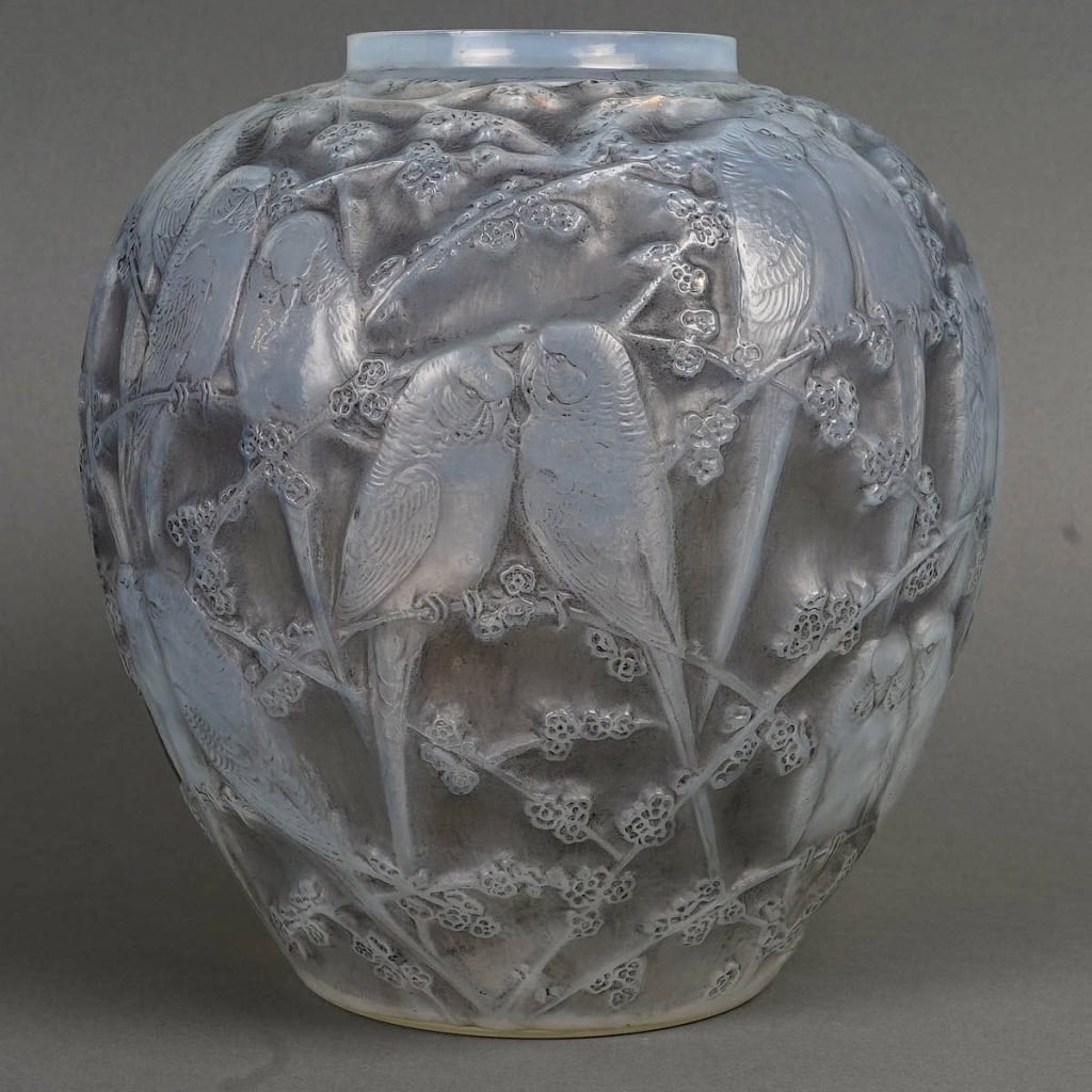 Vase « Perruches » verre opalescent patiné gris de René LALIQUE | Biron |||||||