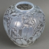 Vase « Perruches » verre opalescent patiné gris de René LALIQUE | Biron Vase "Perruches" verre opalescent patiné gris de René LALIQUE