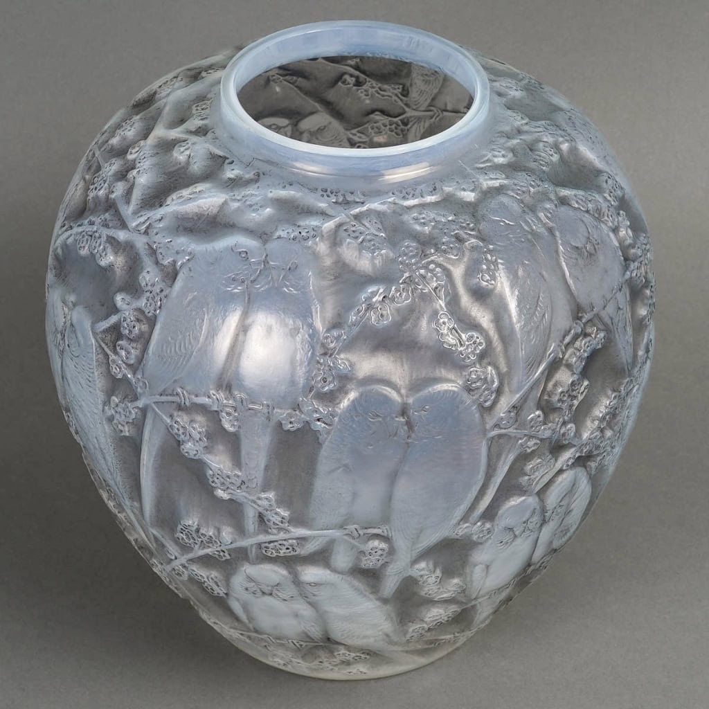 Vase « Perruches » verre opalescent patiné gris de René LALIQUE | Biron Vase "Perruches" verre opalescent patiné gris de René LALIQUE