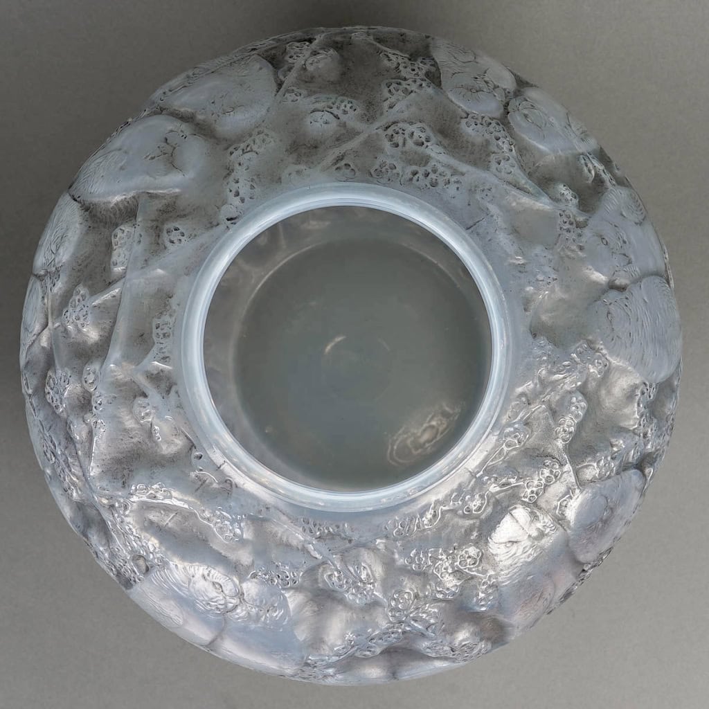 Vase « Perruches » verre opalescent patiné gris de René LALIQUE | Biron Vase "Perruches" verre opalescent patiné gris de René LALIQUE