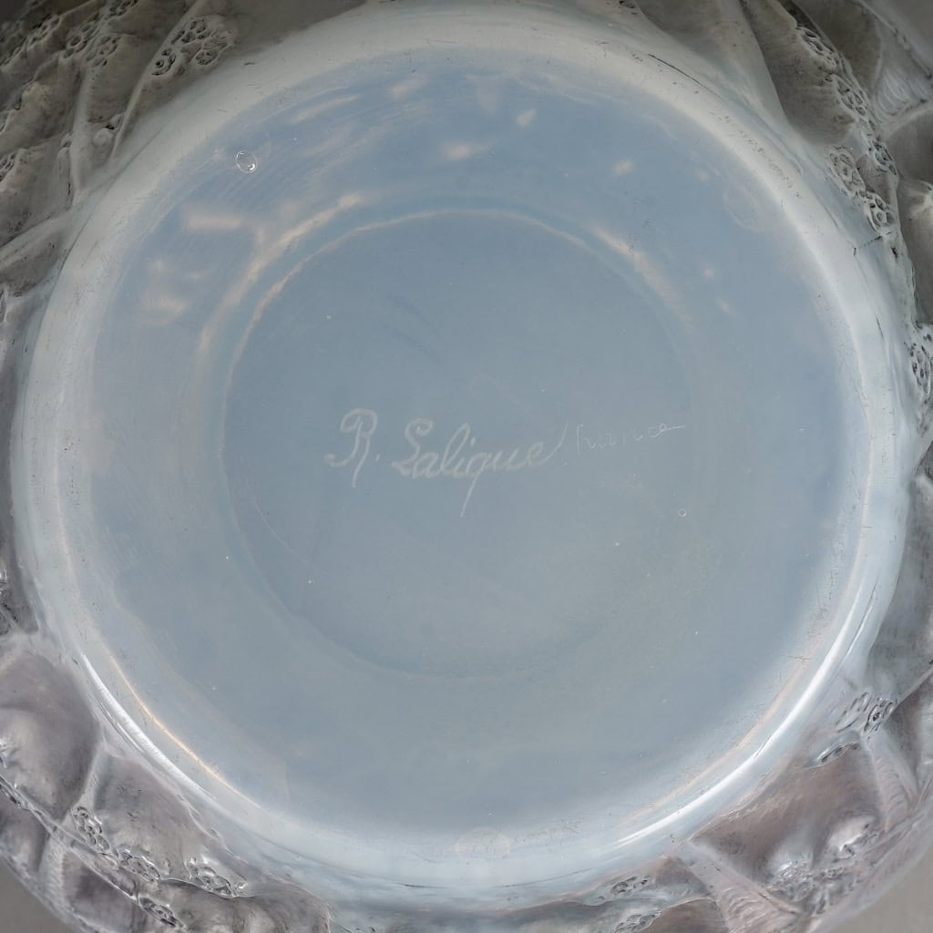Vase « Perruches » verre opalescent patiné gris de René LALIQUE | Biron Vase "Perruches" verre opalescent patiné gris de René LALIQUE