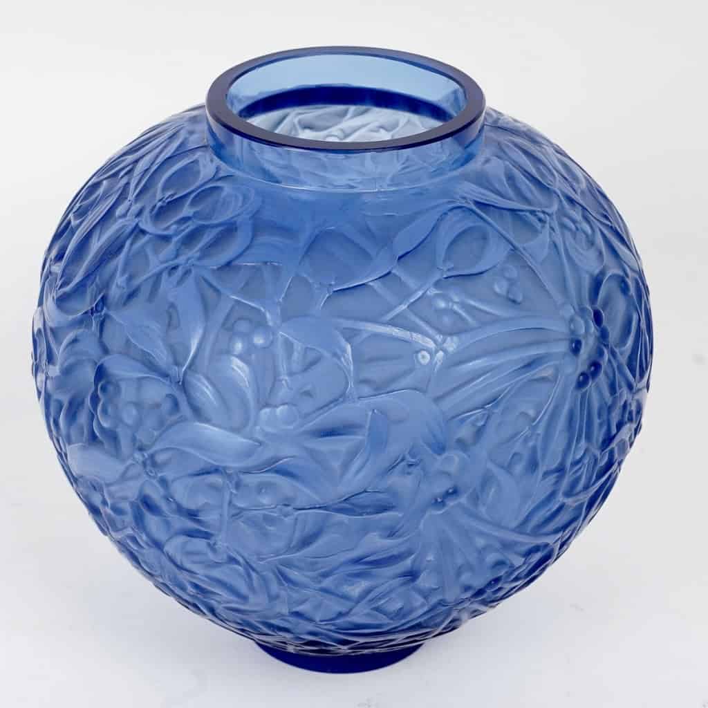 Vase "Gui" verre bleu saphir de René LALIQUE