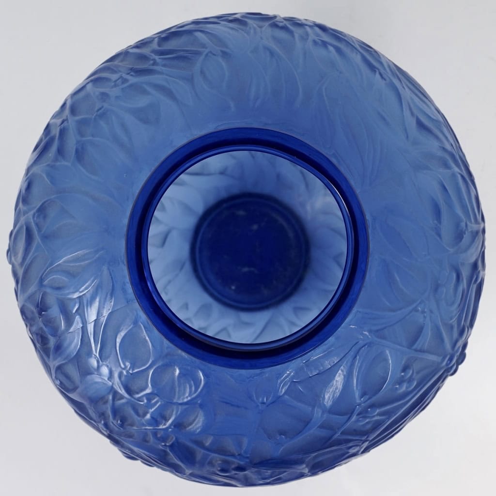 Vase "Gui" verre bleu saphir de René LALIQUE