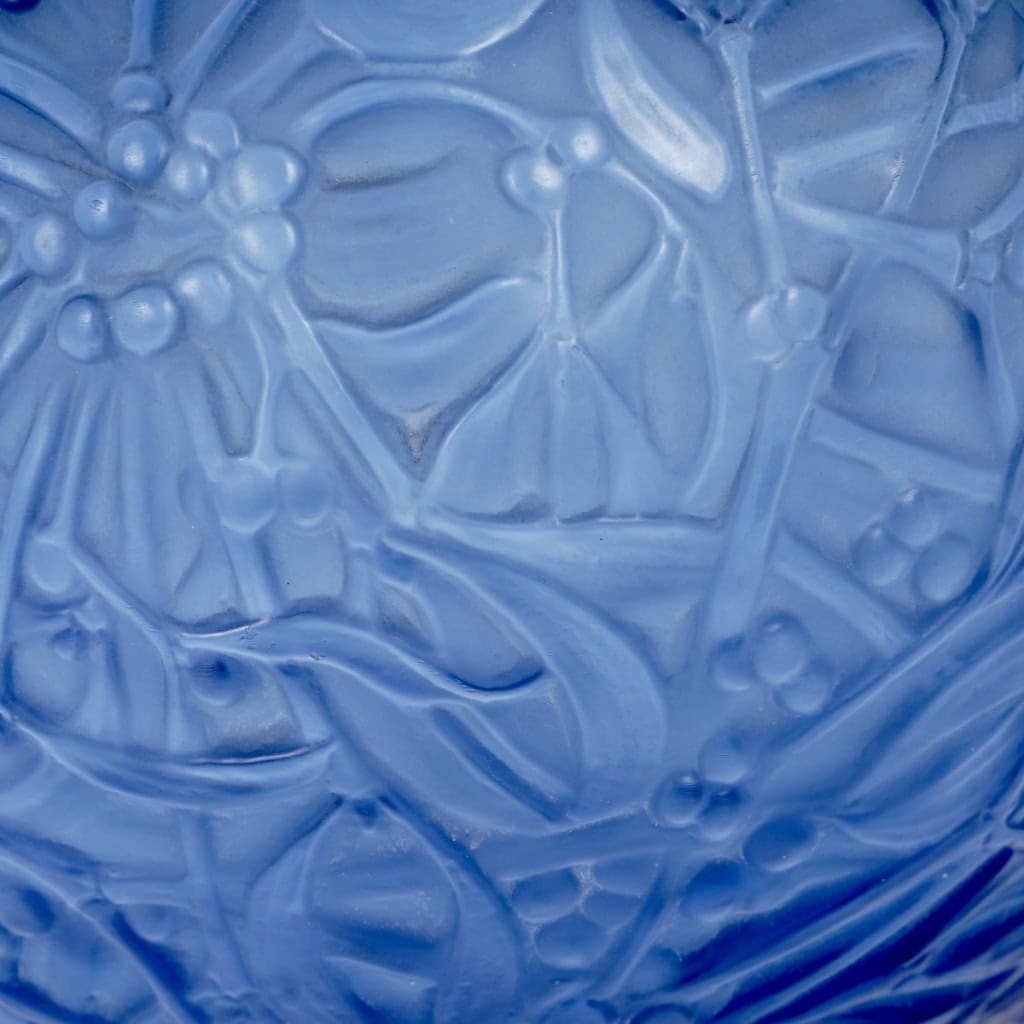 Vase "Gui" verre bleu saphir de René LALIQUE
