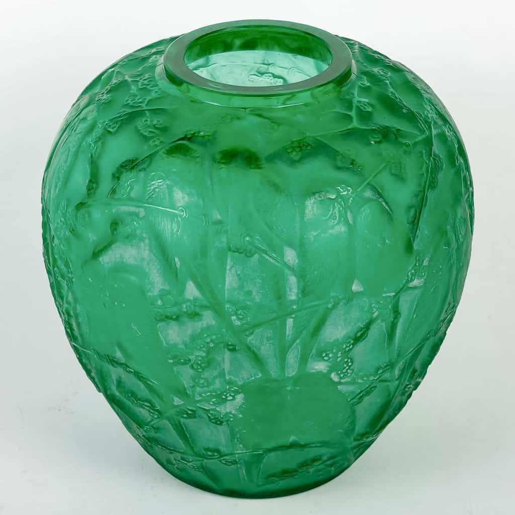 Vase « Perruches » verre vert émeraude patiné blanc de René LALIQUE | Biron Vase "Perruches" verre vert émeraude patiné blanc de René LALIQUE