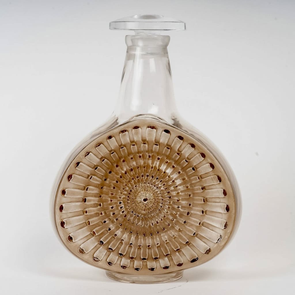 Carafe Reine Marguerite verre blanc patiné sépia et émaillé brun de René LALIQUE | Biron Carafe Reine Marguerite verre blanc patiné sépia et émaillé brun de René LALIQUE