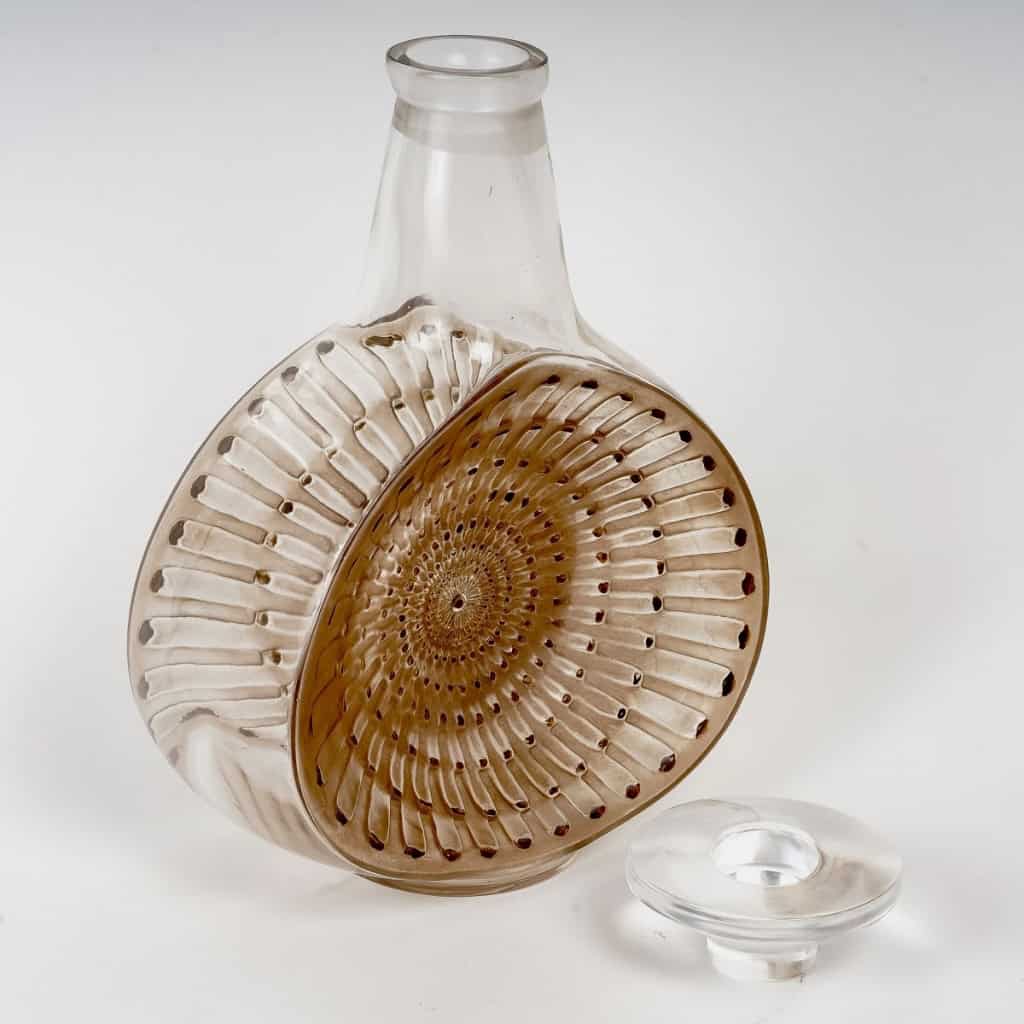 Carafe Reine Marguerite verre blanc patiné sépia et émaillé brun de René LALIQUE | Biron Carafe Reine Marguerite verre blanc patiné sépia et émaillé brun de René LALIQUE
