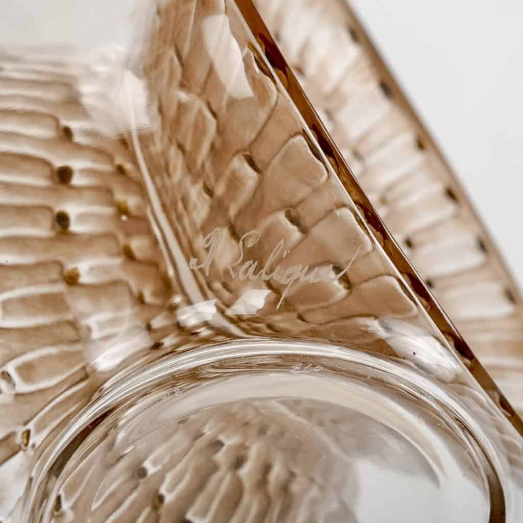 Carafe Reine Marguerite verre blanc patiné sépia et émaillé brun de René LALIQUE | Biron Carafe Reine Marguerite verre blanc patiné sépia et émaillé brun de René LALIQUE