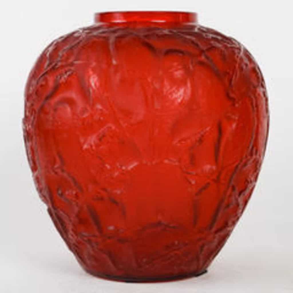 René Lalique : Vase « perruches » Teinté Rouge » | Biron René Lalique : Vase "perruches" Teinté Rouge"