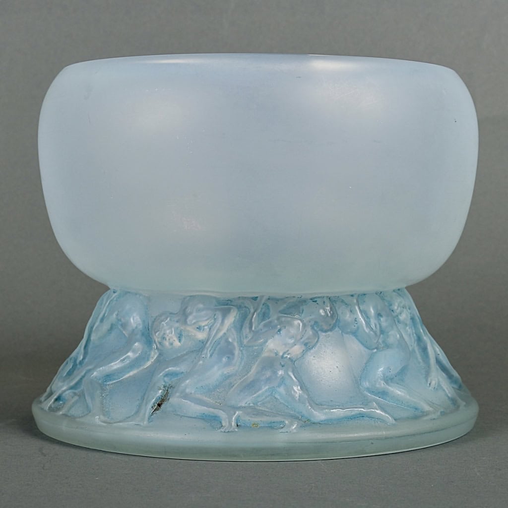 Vase « Lutteurs » verre opalescent patiné bleu de René LALIQUE | Biron Vase "Lutteurs" verre opalescent patiné bleu de René LALIQUE