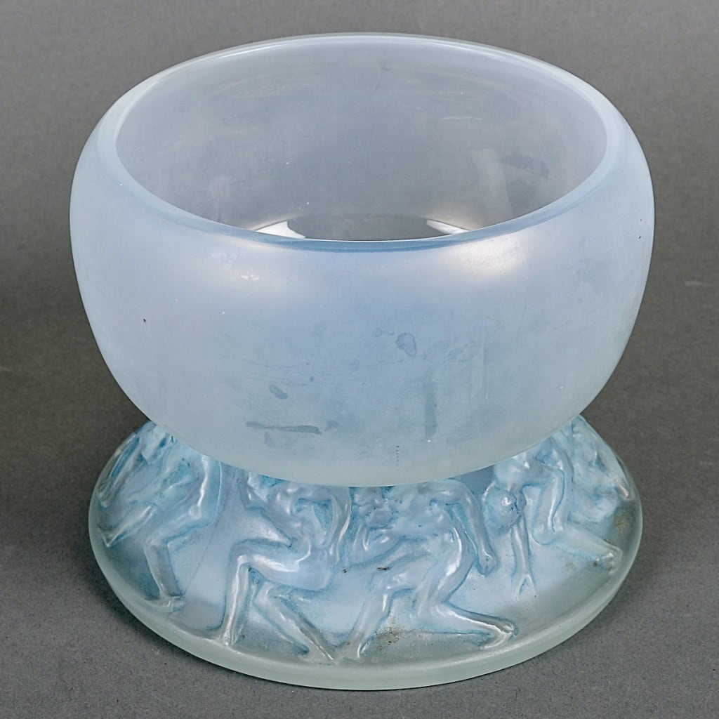 Vase « Lutteurs » verre opalescent patiné bleu de René LALIQUE | Biron Vase "Lutteurs" verre opalescent patiné bleu de René LALIQUE
